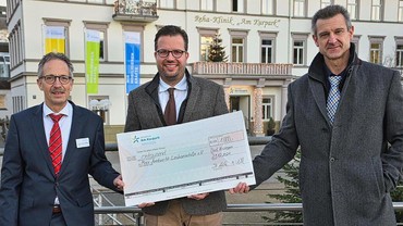 Foto: Markus Staubach Zur Obergabe der Weihnachtsspende der Rehaklinik Am Kurpark trafen sich Nicolas Sauer von der Max Armbrecht Leukämiehilfe (Mitte), Privatdozent Dr. Andreas Willer, Chefarzt der Rehaklinik (links) und Holger Metz, Kaufmännischer Leiter (rechts).